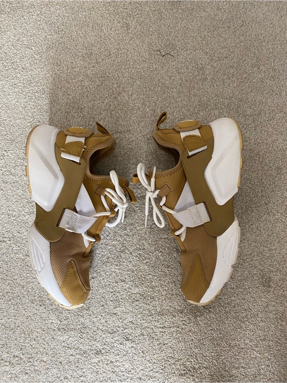 Womenโs Nike Athletic Sneakers in Tan and White - Stylish Comfort